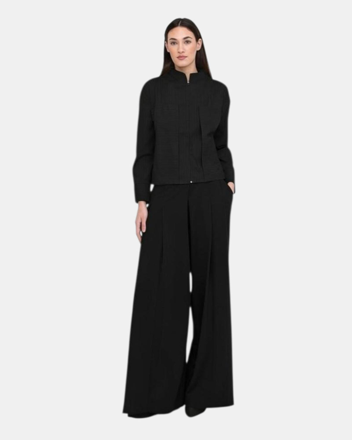 Model trägt LEEZZA OZAI N KÜ GALA schwarze Wide-Leg-Hose mit überlappender Vorderpartie und Seitentaschen