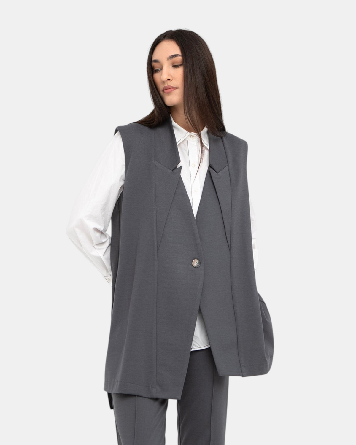 LEEZZA OZAI N KÜ GWEN langes ärmelloses graues Gilet aus bequemem Stretchstrick mit Knopfverschluss.