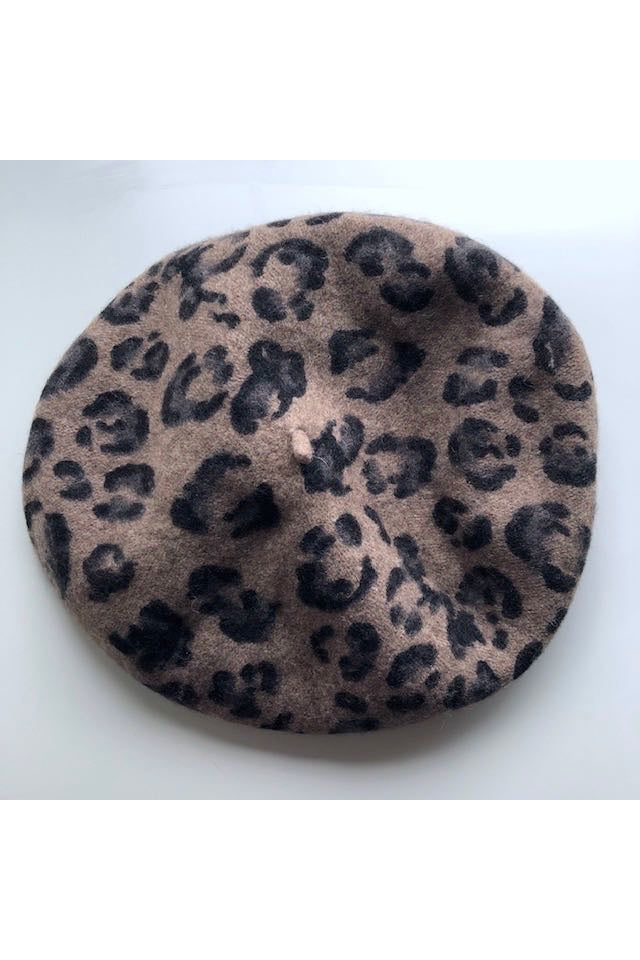 LEEZZA Baskenmütze in taupe mit schwarzem Panthermuster