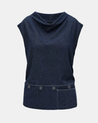 LEEZZA LOTUS EATERS ärmelloses dunkelblaues Denim-Top mit drapiertem Ausschnitt, geknöpftem Saumdetail und Fronttasche.