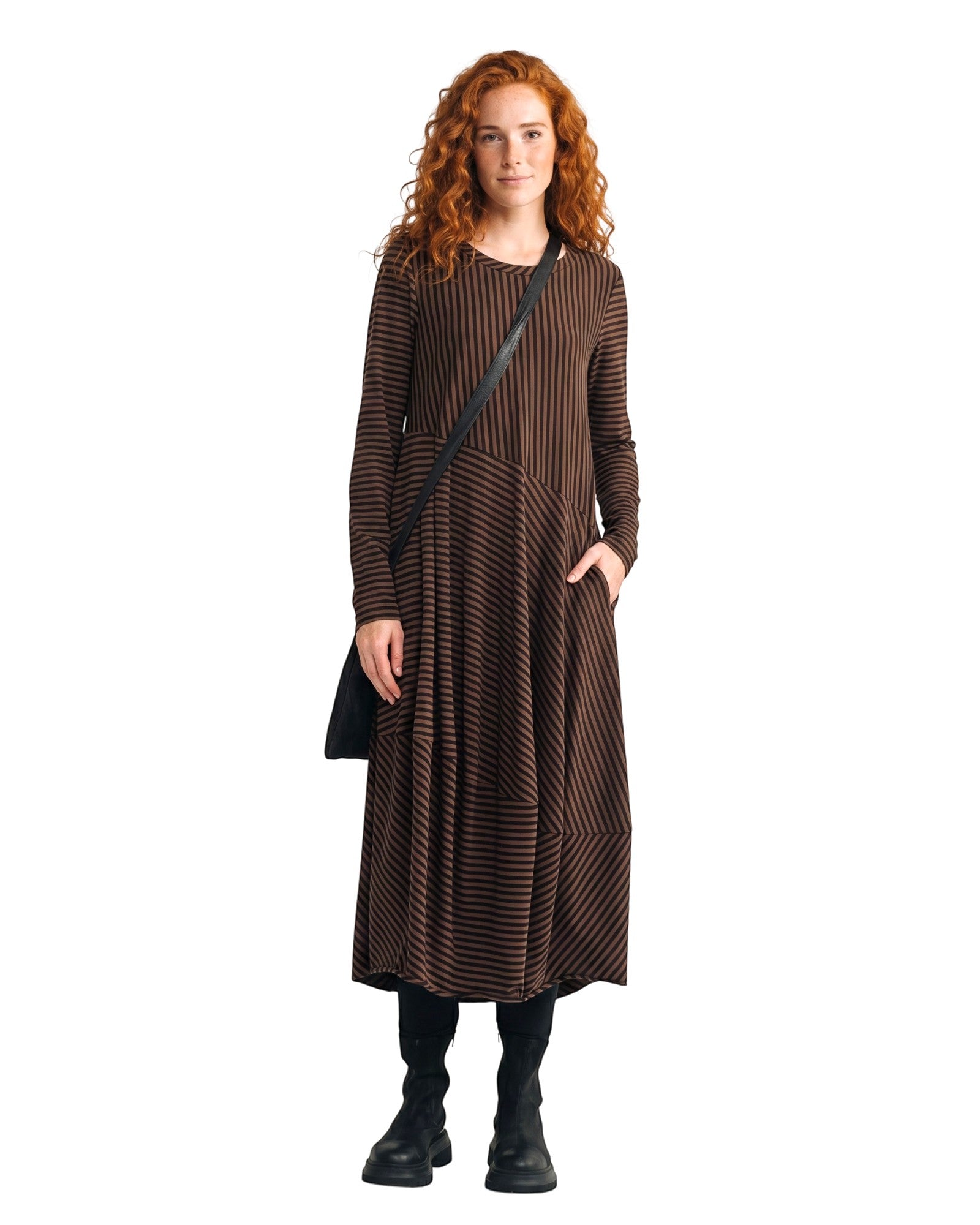LEEZZA LUUKAA ASHTON braunes gestreiftes Midikleid mit langen Ärmeln und Seitentaschen, getragen von einem rothaarigen Model