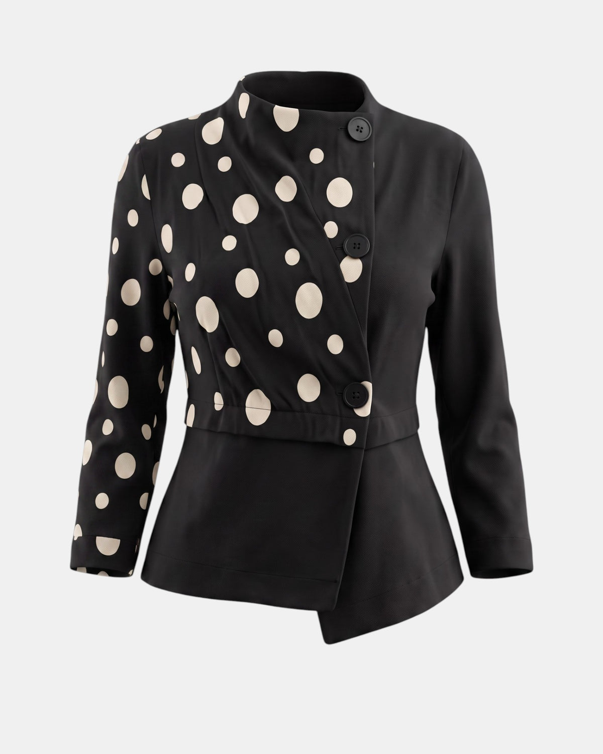 LEEZZA OZAI N KÜ GIOIA schwarze Jacke mit cremefarbenem Punktmuster, asymmetrischem Knopfverschluss und langen Ärmeln.