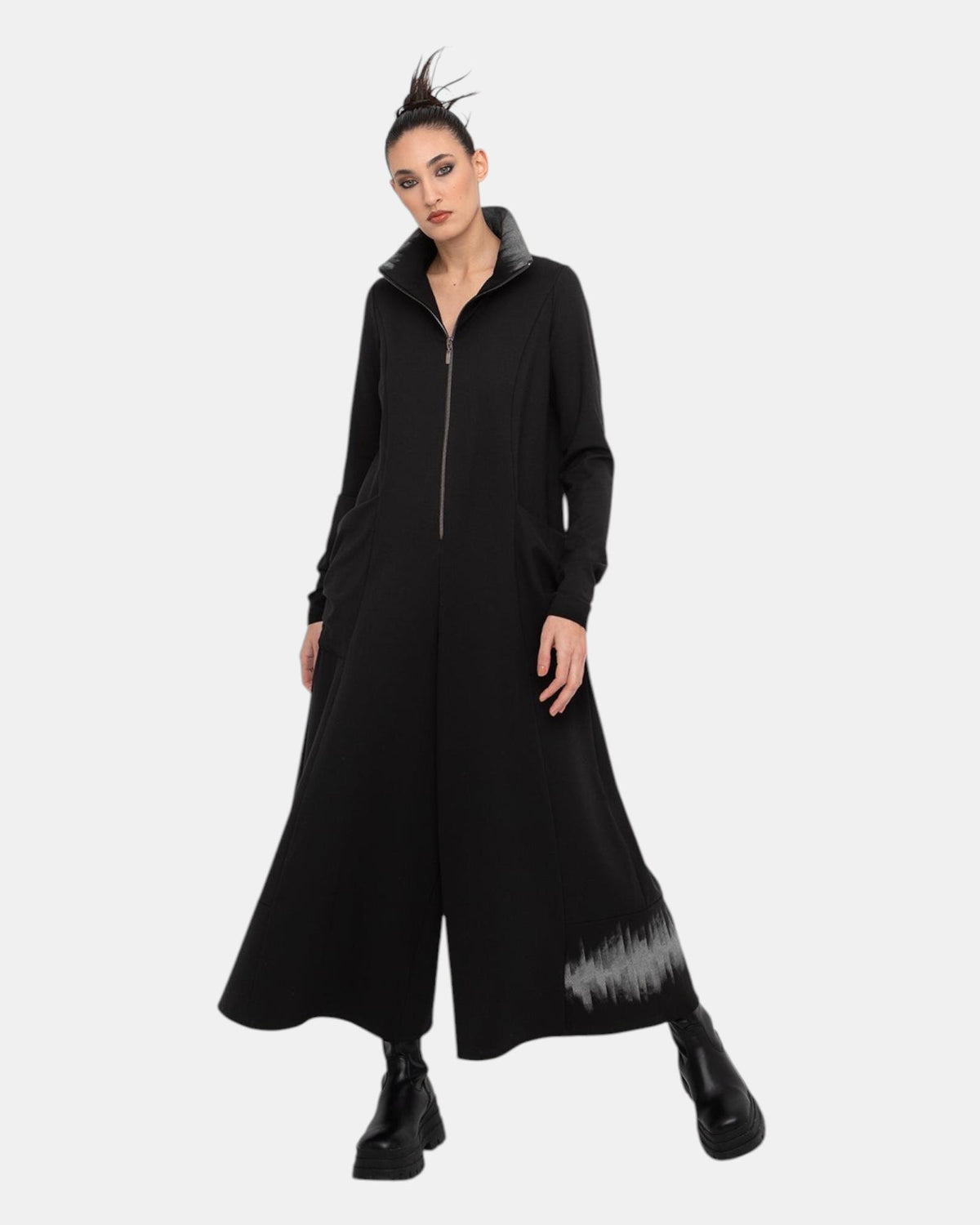 LEEZZA OZAI N KÜ GILDA schwarzer Jumpsuit aus dehnbarer Viskose mit weitem Bein, Frontreißverschluss und grauem Grafikprint.