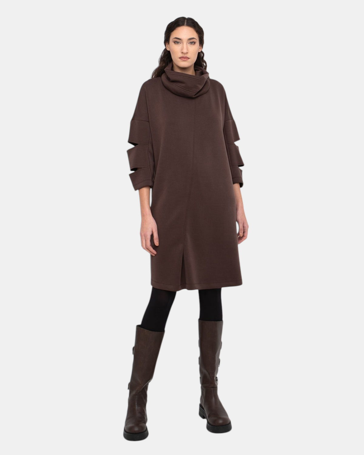 LEEZZA Modell trägt ein braunes OZAI N KÜ GEMMA gerades Kleid mit Wasserfallausschnitt und Cut-out-Ärmel-Details.