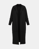 LEEZZA OZAI N KÜ schwarze lange Weste mit Kapuze und minimalistischem Design aus weichem Viskose-Mix-Punto-Stoff.