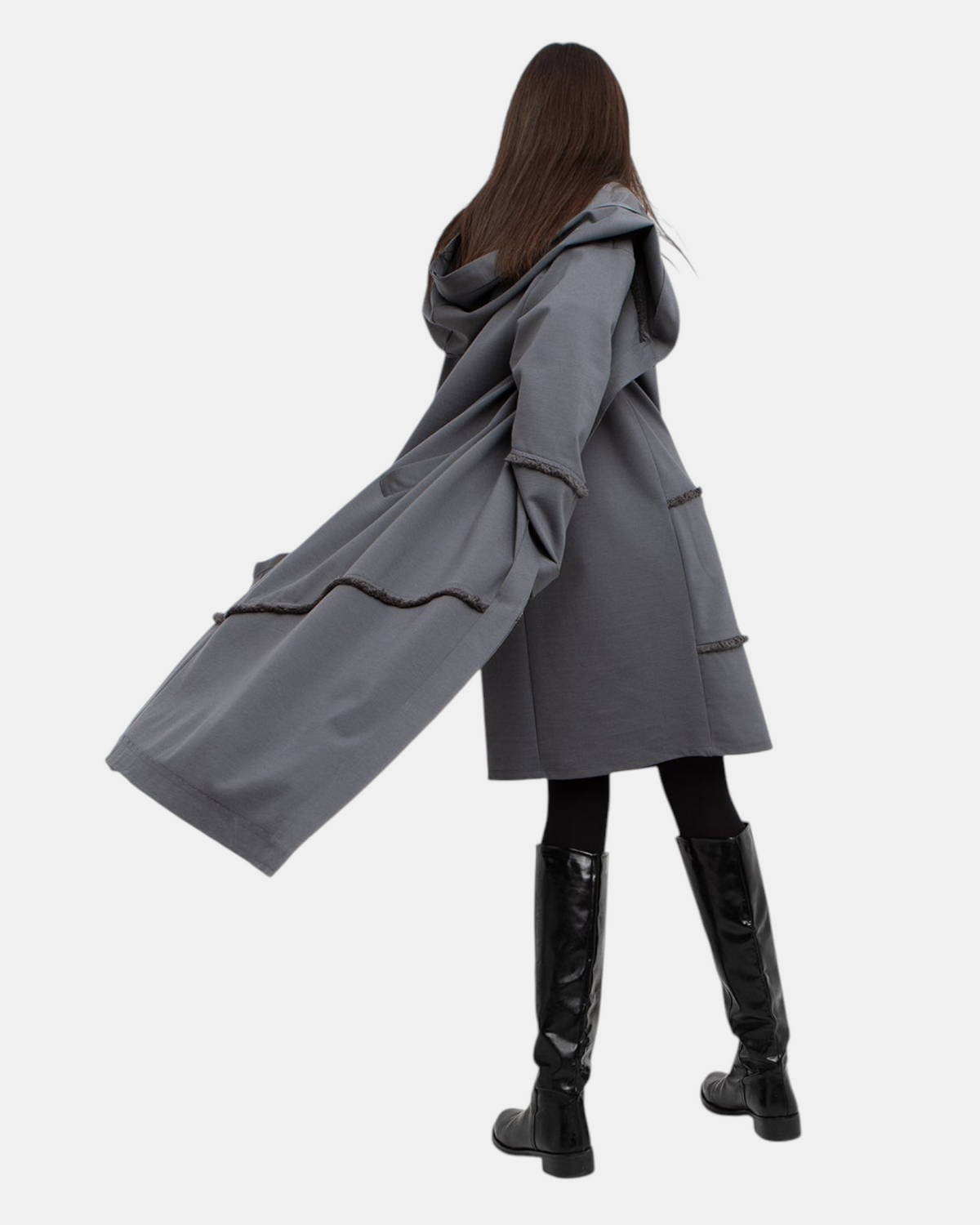 LEEZZA OZAI N KÜ lange graue Punto-Weste mit großer Kapuze und minimalistischem Design, getragen von einem Model