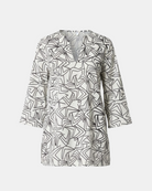 LEEZZA tuniek BEATE, white tunic with abstract black print, 3/4 sleeves, V-neck with split, 100% woven cotton.