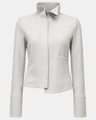 LEEZZA LOTUS EATERS cremeweiße Jacke mit Stehkragen, asymmetrischem Reißverschluss und großer aufgesetzter Tasche.